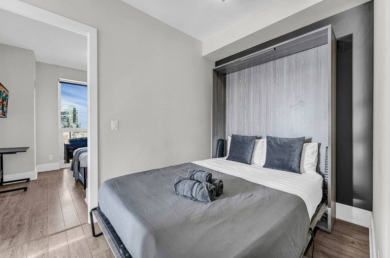 Luxe 2BR+Den Condo CN Tower