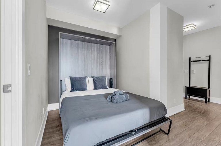 Luxe 3BR Condo CN Tower W/Parking