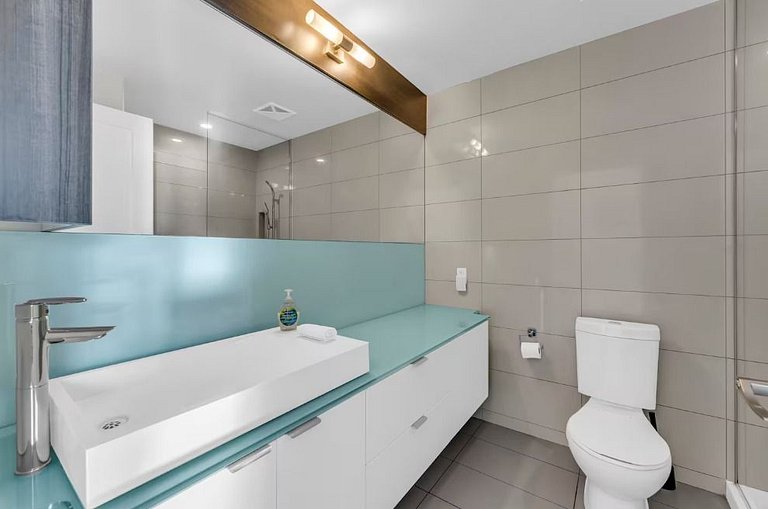 Luxe 3BR Condo CN Tower W/Parking