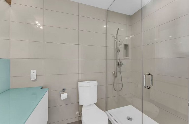 Luxe 3BR Condo CN Tower W/Parking