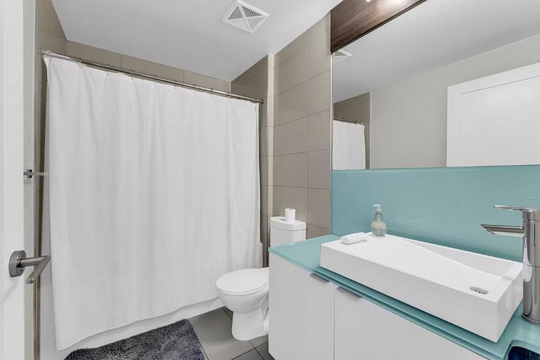 Luxe 2BR+Den Condo CN Tower