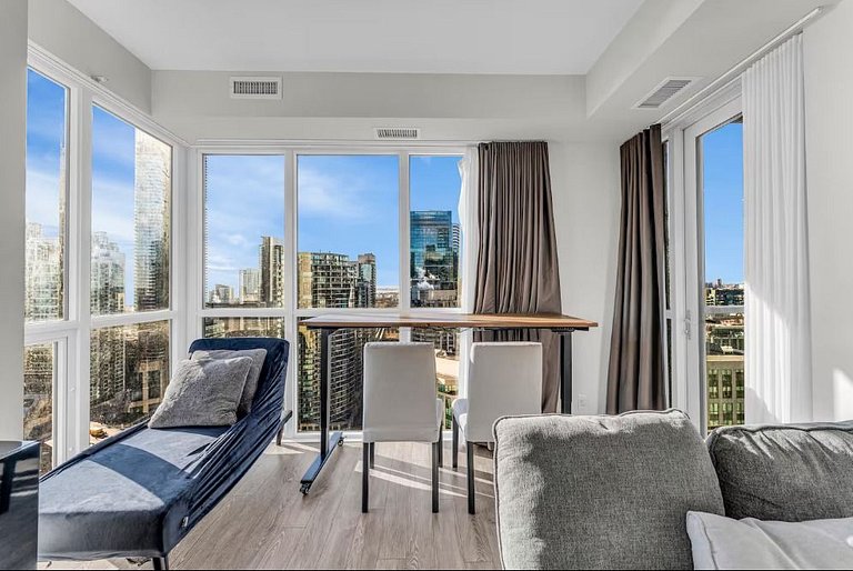 Luxe 2BR+Den Condo CN Tower
