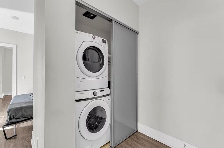 Luxe 3BR Condo CN Tower W/Parking