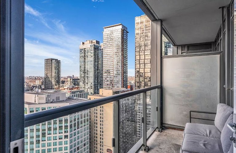 Luxe 2BR+Den Condo CN Tower