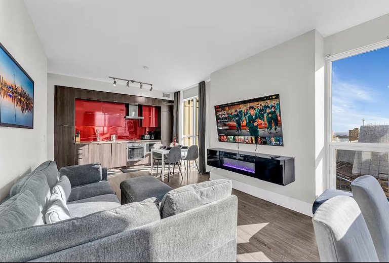 Luxe 3BR Condo CN Tower W/Parking