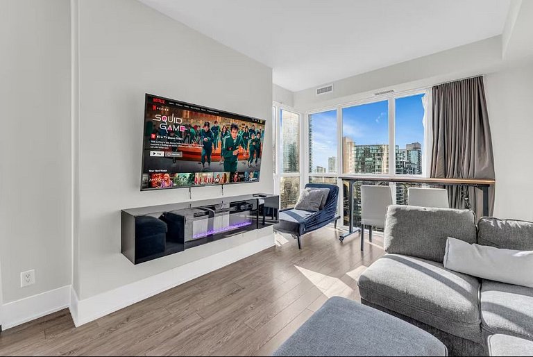 Luxe 3BR Condo CN Tower W/Parking