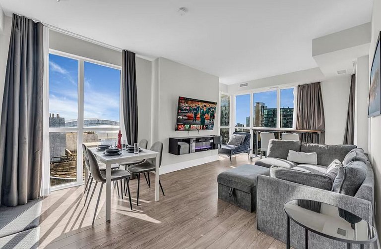 Luxe 3BR Condo CN Tower W/Parking