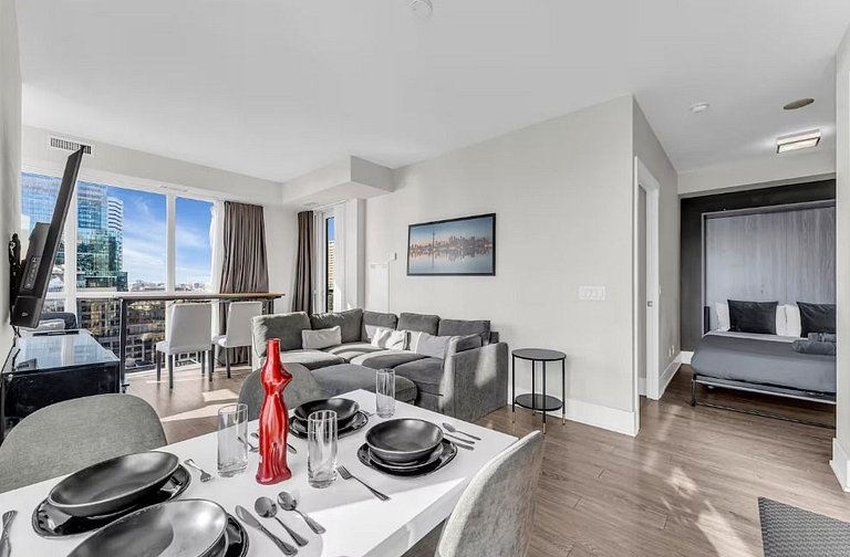 Luxe 3BR Condo CN Tower W/Parking