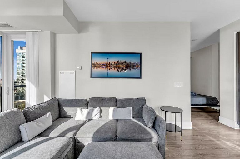 Luxe 3BR Condo CN Tower W/Parking