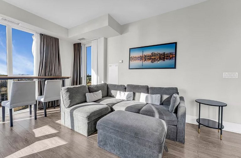 Luxe 3BR Condo CN Tower W/Parking