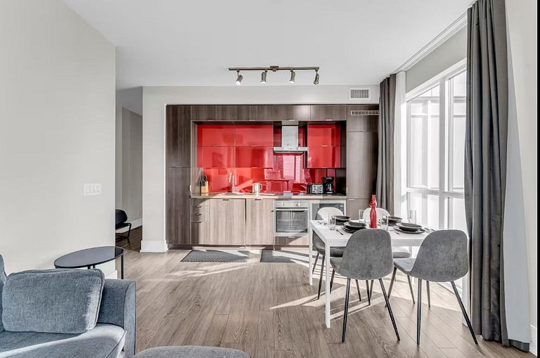 Luxe 2BR+Den Condo CN Tower