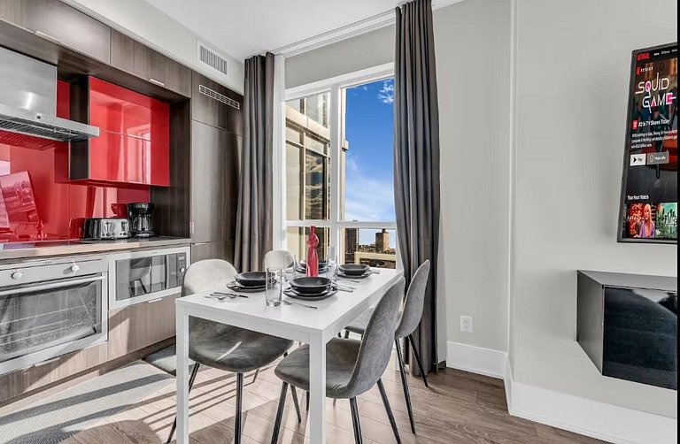 Luxe 3BR Condo CN Tower W/Parking