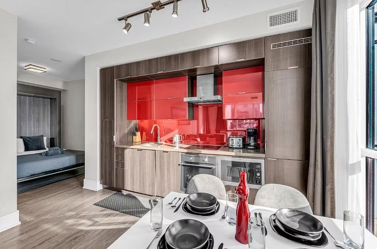 Luxe 2BR+Den Condo CN Tower
