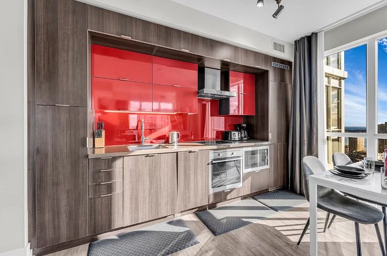 Luxe 3BR Condo CN Tower W/Parking