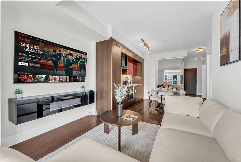 Elegant 2BR | CN Tower + Lake View w/ Rooftop Pool