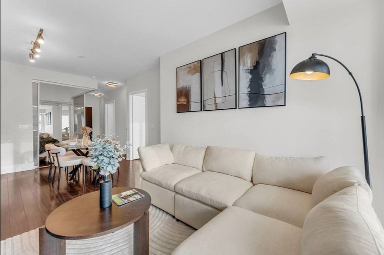 Luxe 2bed 2bath at Front St.