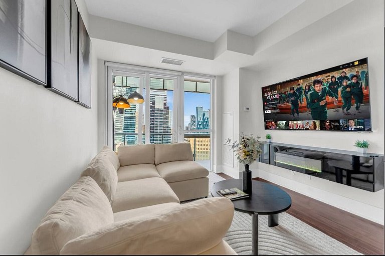 Elegant 2BR | CN Tower + Lake View w/ Rooftop Pool