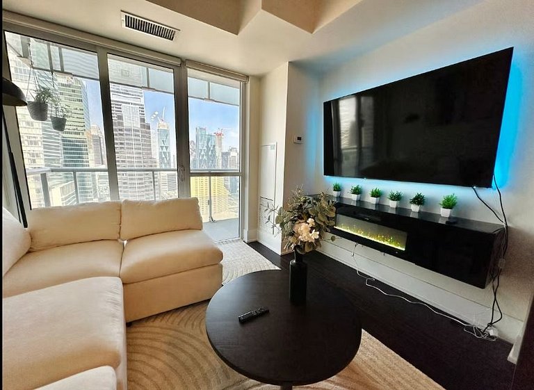 Grand 2-bedroom with views of the CN Tower