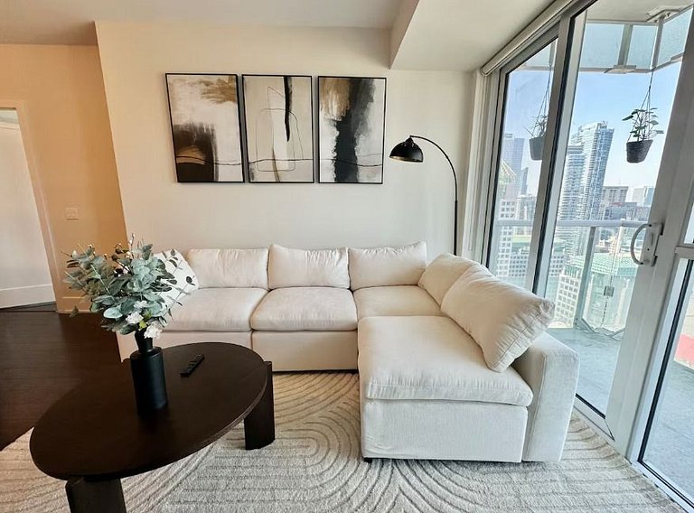Grand 2-bedroom with views of the CN Tower