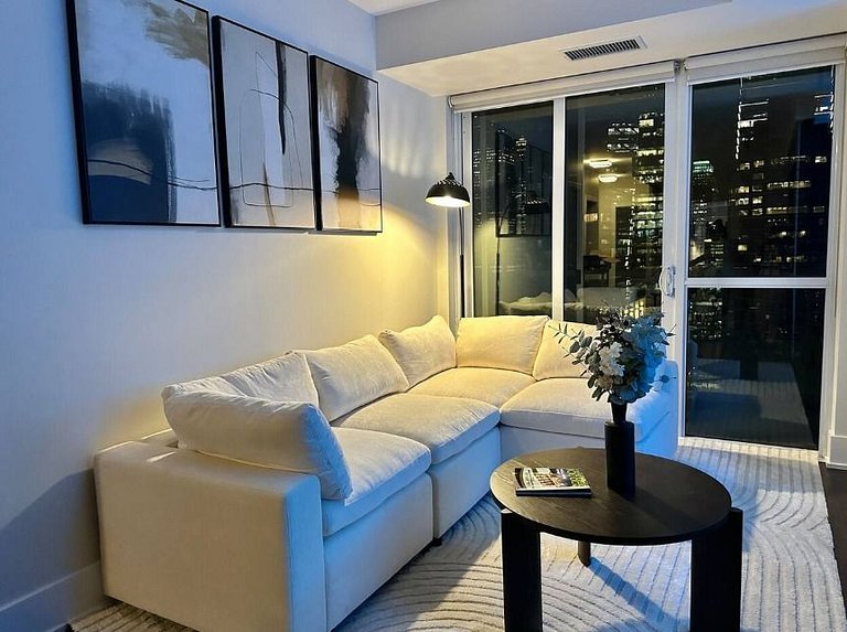 Grand 2-bedroom with views of the CN Tower