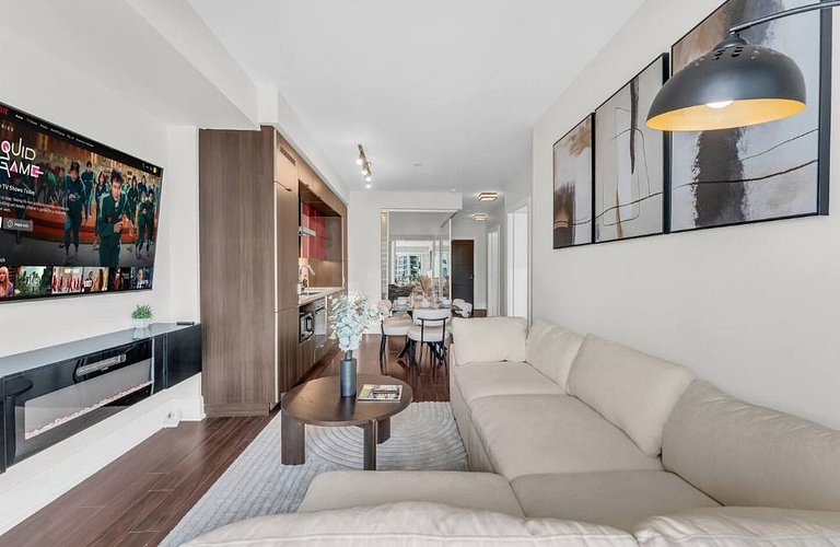 Grand 2-bedroom with views of the CN Tower