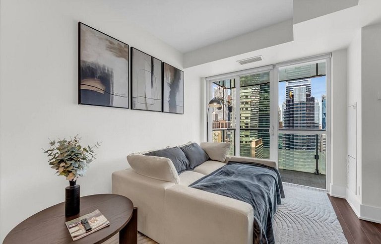 Luxe 2bed 2bath at Front St.