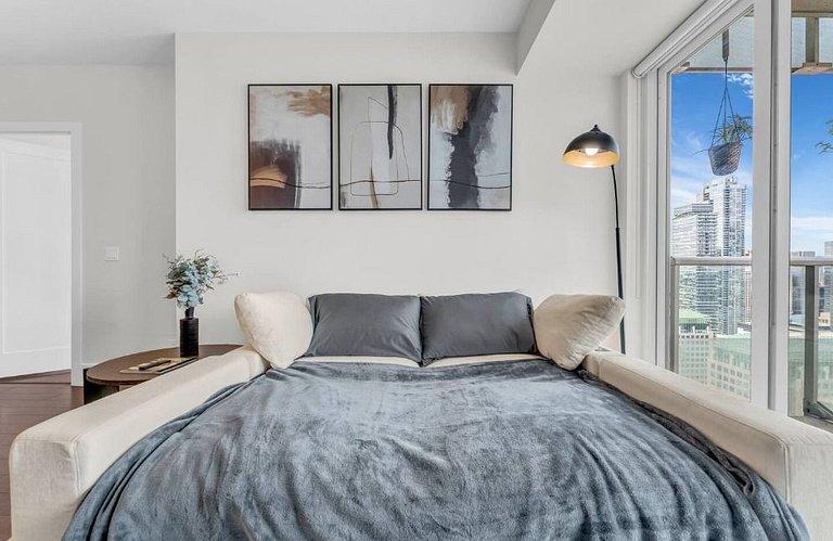 Grand 2-bedroom with views of the CN Tower