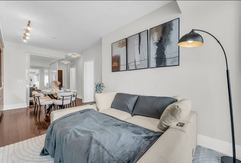 Luxe 2bed 2bath at Front St.