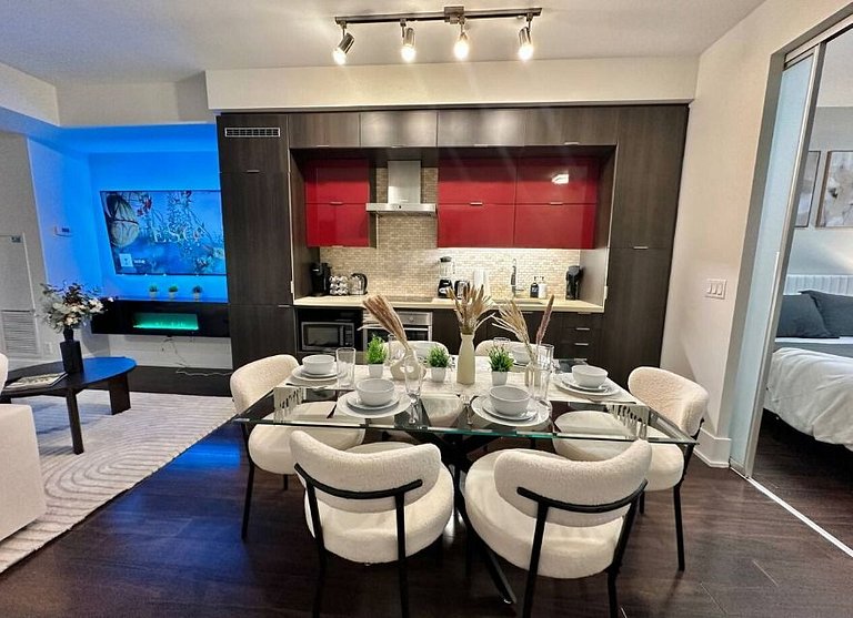 Elegant 2BR | CN Tower + Lake View w/ Rooftop Pool