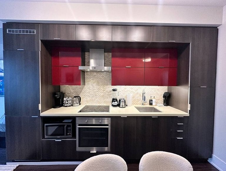 Elegant 2BR | CN Tower + Lake View w/ Rooftop Pool