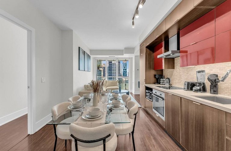 Luxe 2bed 2bath at Front St.