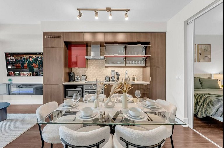 Grand 2-bedroom with views of the CN Tower
