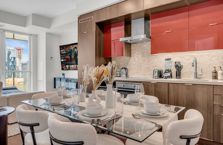 Elegant 2BR | CN Tower + Lake View w/ Rooftop Pool