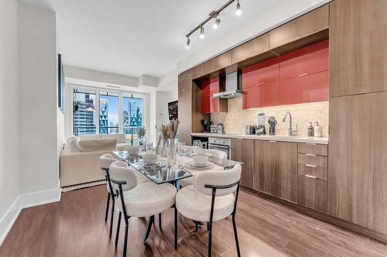 Elegant 2BR | CN Tower + Lake View w/ Rooftop Pool
