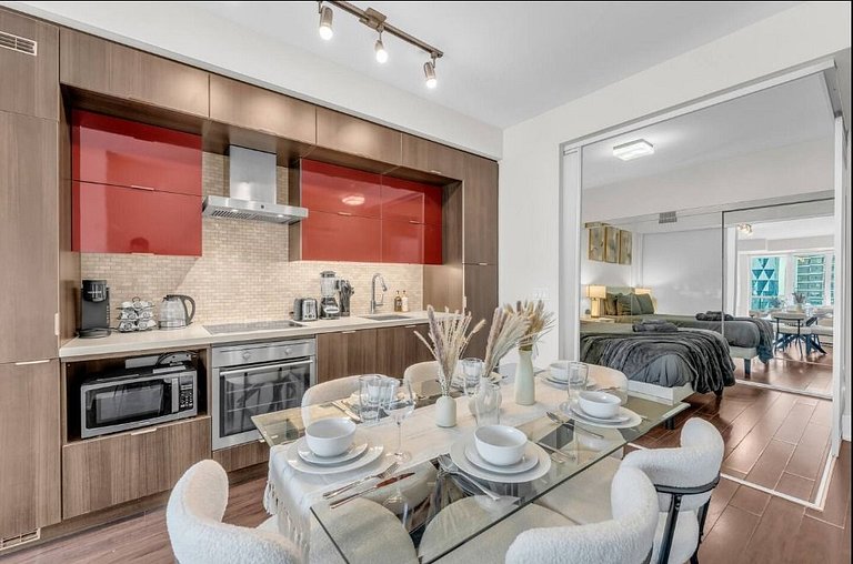 Luxe 2bed 2bath at Front St.