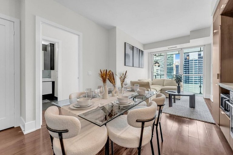 Elegant 2BR | CN Tower + Lake View w/ Rooftop Pool