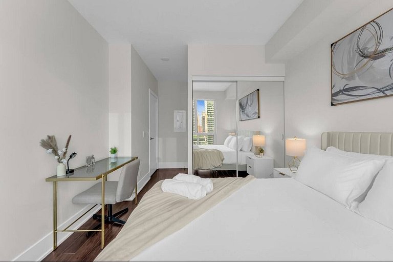 Grand 2-bedroom with views of the CN Tower