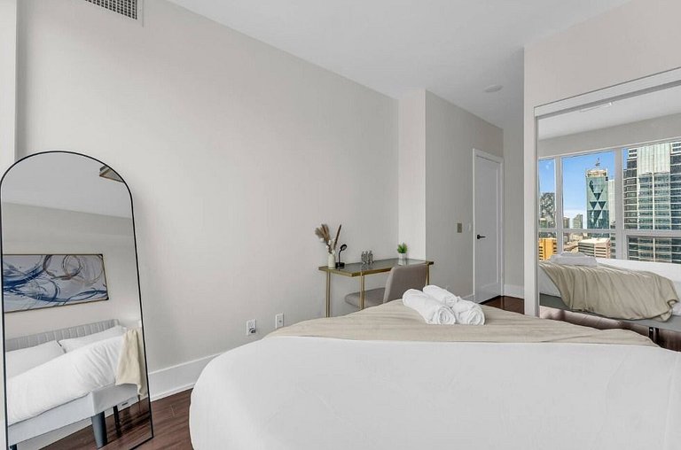 Luxe 2bed 2bath at Front St.