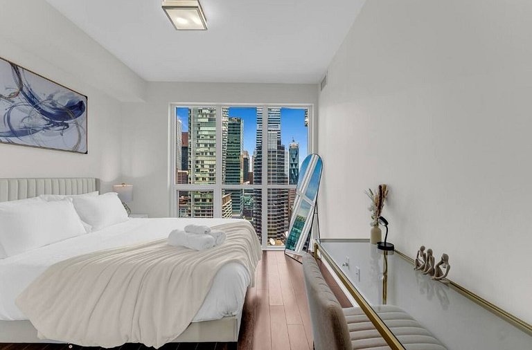 Elegant 2BR | CN Tower + Lake View w/ Rooftop Pool