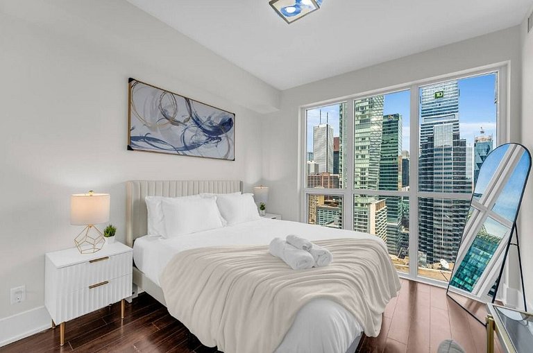 Elegant 2BR | CN Tower + Lake View w/ Rooftop Pool