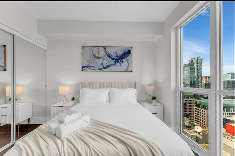 Grand 2-bedroom with views of the CN Tower