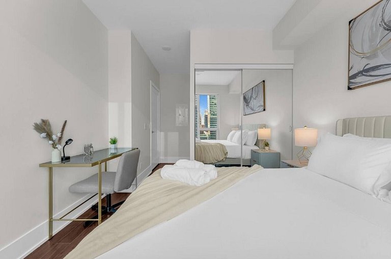 Grand 2-bedroom with views of the CN Tower