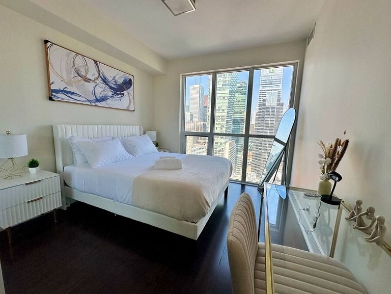 Grand 2-bedroom with views of the CN Tower