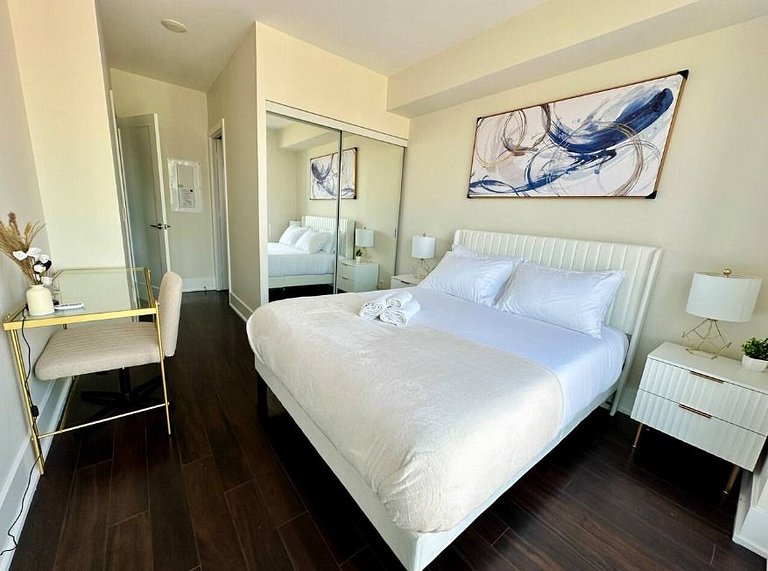 Elegant 2BR | CN Tower + Lake View w/ Rooftop Pool