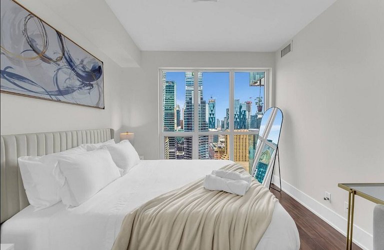 Grand 2-bedroom with views of the CN Tower