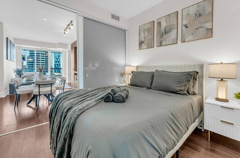 Luxe 2bed 2bath at Front St.