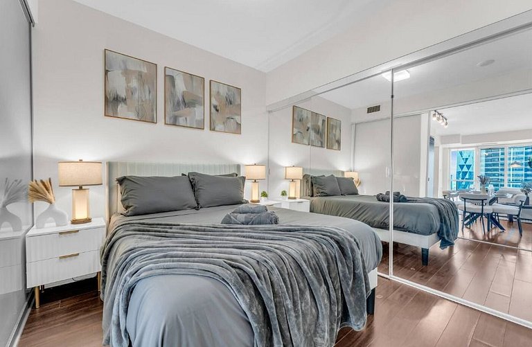 Elegant 2BR | CN Tower + Lake View w/ Rooftop Pool
