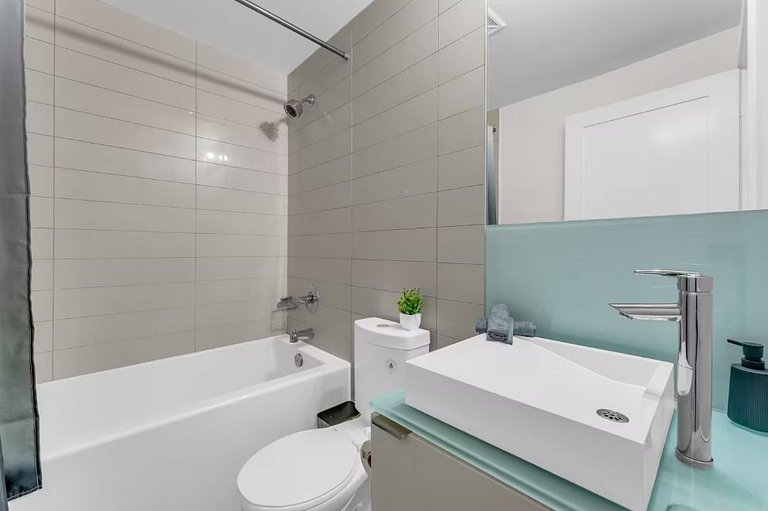 Luxe 2bed 2bath at Front St.