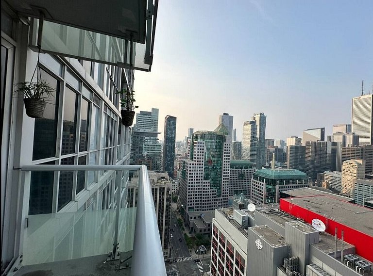 Elegant 2BR | CN Tower + Lake View w/ Rooftop Pool