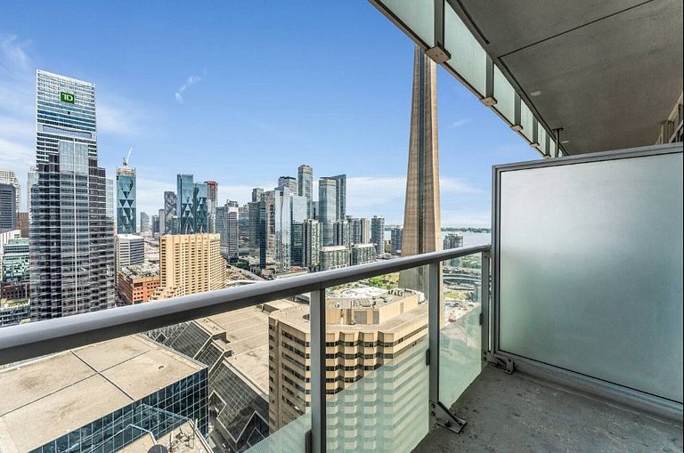 Elegant 2BR | CN Tower + Lake View w/ Rooftop Pool